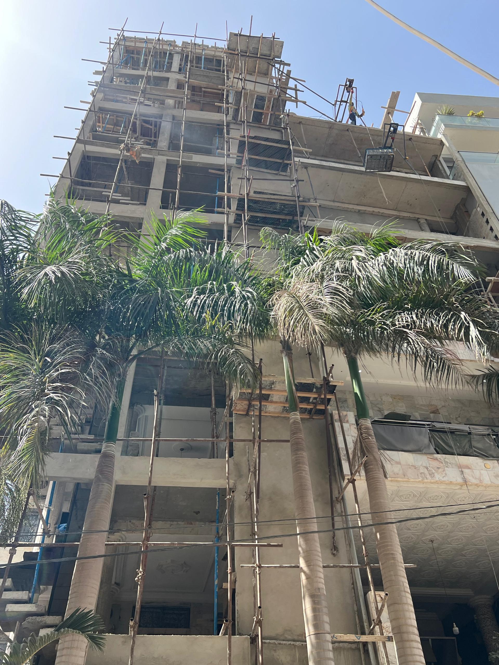 Immeuble en cours d'achèvement, vue en contre-plongée