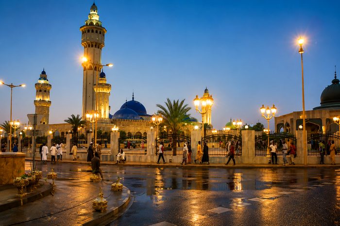 Mosquée de Touba éclairée — voirie urbaine AGEROUTE