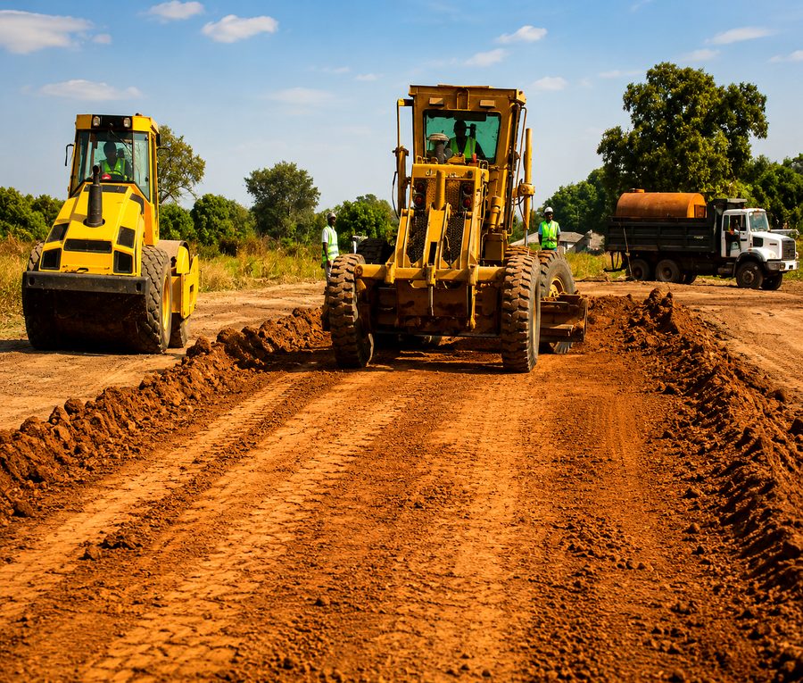 Grader, compacteur et camion — piste Darou Mousty